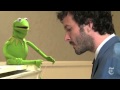 Bret McKenzie and Kermit the Frog sing "Life's a Happy Song"